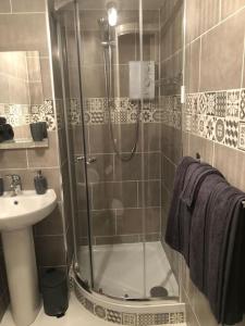 y baño con ducha y lavamanos. en Adorable 1 bedroom apartment in Ironbridge en Telford