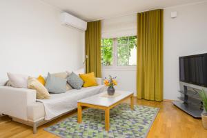 Televiisor ja/või meelelahutuskeskus majutusasutuses Aisa kodu