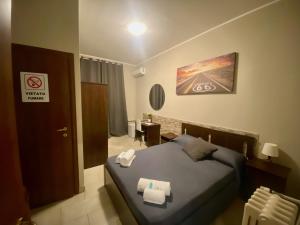 Uma cama ou camas num quarto em Carlo Goldoni Hotel