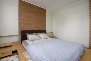 Voodi või voodid majutusasutuse Aisa kodu toas