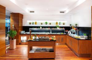 Кухня або міні-кухня у Villa Park Med. & SPA