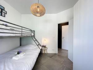 una camera con letto a castello e lampada di Villa SeaShell - Luxurious renovated gas station a Koksijde Altre 22 foto