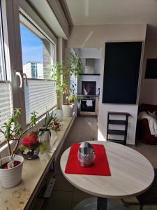 een woonkamer met een tafel en een groot raam bij Innenstadt Appartement Essen in Essen