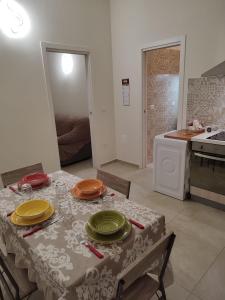 - une table avec des assiettes dans la cuisine dans l'établissement Le Casette di Adele, à Palagiano
