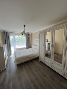 1 dormitorio con cama y ventana grande en Moderns, gaišs, plašs! A++ 3 istabu dzīvoklis, en Riga