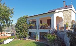 Villa mit Blick auf das Haus in der Unterkunft Elegante villa panoramica con giardino e idromassaggio a 10 minuti dal mare in Castellabate