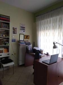 una oficina con escritorio y ordenador portátil. en Άνετο studio σε πολυκατοικία στην Άνω Γλυφάδα en Athens