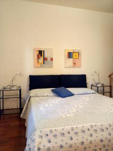 ein Schlafzimmer mit einem großen Bett mit zwei Lampen in der Unterkunft Appartamento Teresina in Marciana Marina