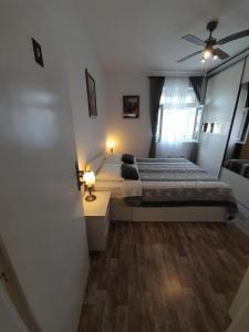 1 dormitorio con 2 camas y ventilador de techo en Apartment Regina en Split