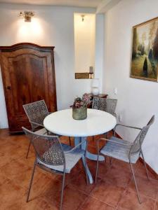 una mesa blanca y sillas en una habitación en Apartment Regina en Split