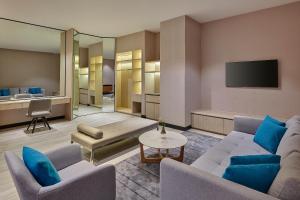TV a/nebo společenská místnost v ubytování Courtyard by Marriott Melaka