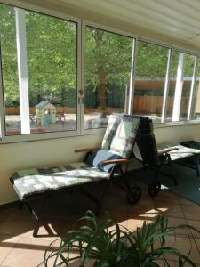 Posezení v ubytování Ferienwohnung Schuhmann Therme Aquapulco Ikuna Erlebnispark Zoo Schmiding 20 min mit Auto entfernt mit Wintergarten und Garten ab 3 Nächte buchbar