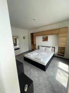 un dormitorio con una cama grande en una habitación en Safo Apartments and Rooms, en Sozopol 67 fotos más