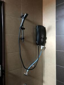 prysznic z telefonem przymocowanym do ściany w obiekcie Z Stay Inn Hotel 