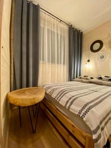 sypialnia z łóżkiem i drewnianym stołem w obiekcie Połoninka w Ustrzykach Górnych