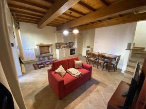 a living room with a red couch and a table at Il tempio di Medusa in Zepponami