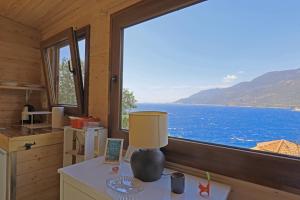 eine Küche mit einem großen Fenster mit Blick auf das Wasser in der Unterkunft Muhteşem deniz manzaralı ağaç ev in Kaş
