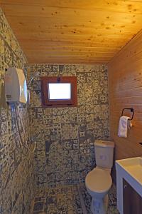 ein Badezimmer mit Toilette und Waschbecken in der Unterkunft Muhteşem deniz manzaralı ağaç ev in Kaş + 12 Fotos
