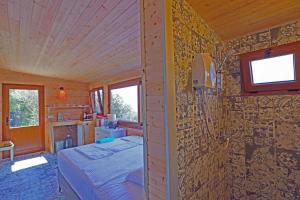 Ein Bett oder Betten in einem Zimmer der Unterkunft Muhteşem deniz manzaralı ağaç ev