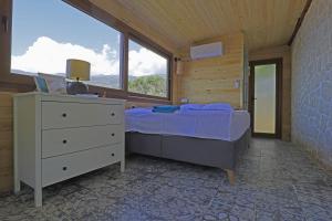 Ein Bett oder Betten in einem Zimmer der Unterkunft Muhteşem deniz manzaralı ağaç ev