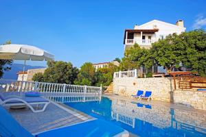 eine Villa mit Swimmingpool und ein Haus in der Unterkunft Muhteşem deniz manzaralı ağaç ev in Kaş