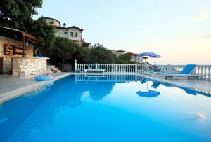 Der Swimmingpool an oder in der Nähe von Muhteşem deniz manzaralı ağaç ev