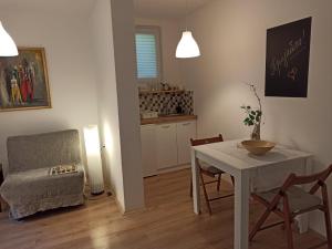 eine Küche und ein Esszimmer mit einem Tisch und einem Stuhl in der Unterkunft Apartman Unikat in Gornja Toplica