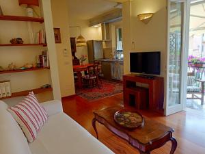 a living room with a white couch and a tv at Appartamento Teresina in Marciana Marina