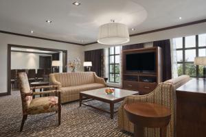 馬拉博的住宿－Bisila Palace，带沙发和电视的客厅
