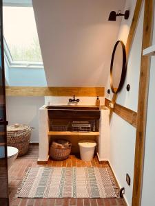 a bathroom with a sink and a toilet at INGLOTÓWKA in Wołów
