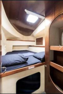 een kleine kamer met 2 bedden en een raam bij TIVA Catamaran MOOREA in Moorea
