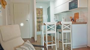 una cucina con tavolo e sedie in una stanza di Apartamento Dunas Candor - Ole Solutions a Rota