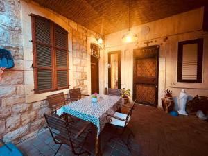 海法的住宿－Paradise Rabab Apartment & Guesthouse，庭院里设有桌椅。