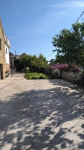 pusta ulica z drzewem i budynkiem w obiekcie Casa Dolores do Conde w mieście Pontevedra