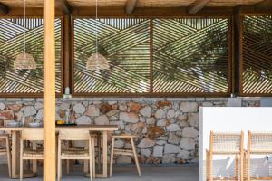 - une salle à manger avec une table et des chaises en bois dans l'établissement Cresto Iconic Villa, with Heated Spa Whirlpool, By ThinkVilla, à Angeliana