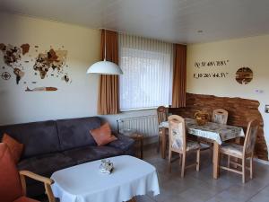 uma sala de estar com um sofá e uma mesa em Urlaub-im-Haus-Nietmann-FW-2 em Altenau