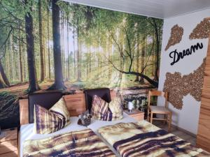 um quarto com um mural de uma floresta em Urlaub-im-Haus-Nietmann-FW-2 em Altenau