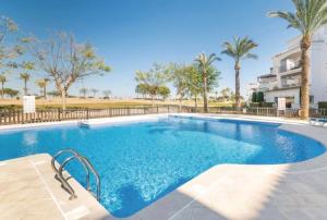 een groot zwembad met palmbomen op de achtergrond bij Casa Anchoa M-A Murcia Holiday Rentals Property in Roldán
