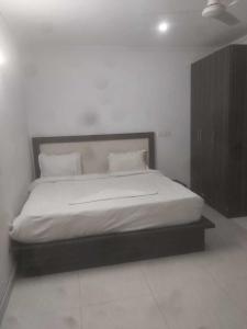 Een bed of bedden in een kamer bij OYO Singh Homestay
