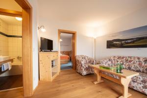TV a/nebo společenská místnost v ubytování Hotel des Glücks - Landhotel Fischl