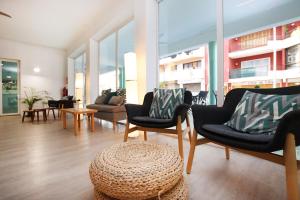 sala de estar con sillas, mesas y ventanas en Hotel Boogaloo - Adults Only, en El Arenal