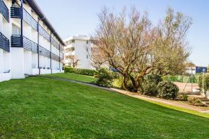 Ein Garten an der Unterkunft Village Vacances Azureva Anglet