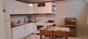 Kuchyň nebo kuchyňský kout v ubytování Loula's House