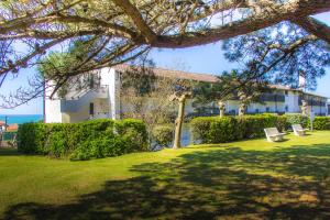 Ein Garten an der Unterkunft Village Vacances Azureva Anglet