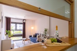 una cocina con una mesa con copas de vino y uvas en Apartamento Playa Bueu, en Bueu