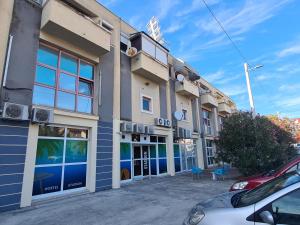 ein Gebäude mit einem davor geparkt in der Unterkunft Hostel Stadion - Zadar in Zadar