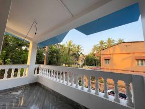una vista dal balcone di una casa di Entire 2 BHK spacious Apartment on first floor - Sai Homestay a Madgaon