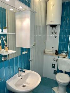 uma casa de banho com um lavatório e um WC em Vespera Apartments em Bol