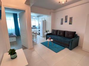 uma sala de estar com um sofá e uma mesa em 2 rooms Airy & Bright Palas Park em Iaşi