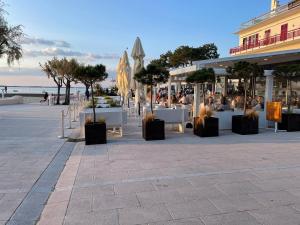 - un groupe de tables et de chaises sur la plage dans l'établissement Appt calme au centre du Moulleau, à Arcachon